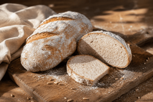Feinbrot von Kalle-Bäcker, angeschnitten, auf einem Holzbrett mit Leinentuch