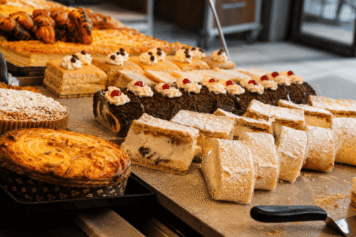 Verschiedene Kuchen und Torten von Kalle-Bäcker an der Theke