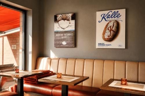 Gemütlicher Sitzbereich im Kalle-Bäcker Café mit Ledersitzbank